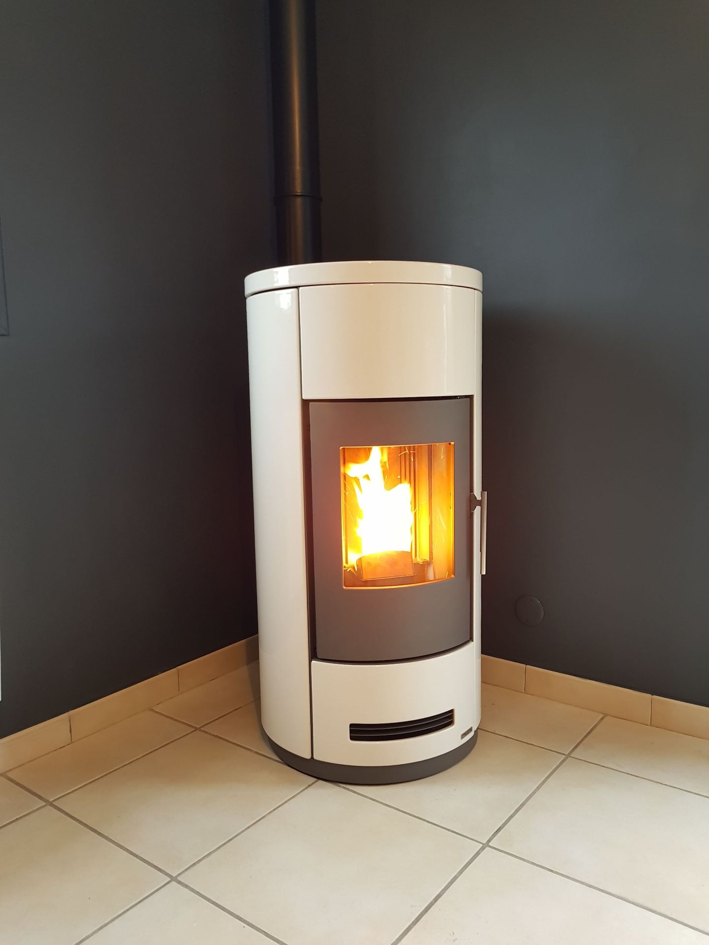 Poêle à pellets en métal blanc