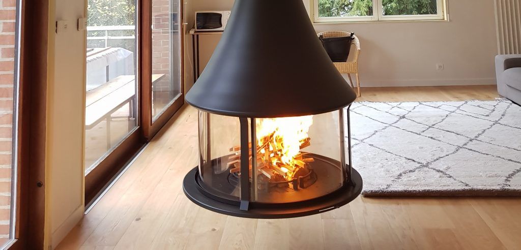 Cheminée ronde suspendue au milieu d'un salon