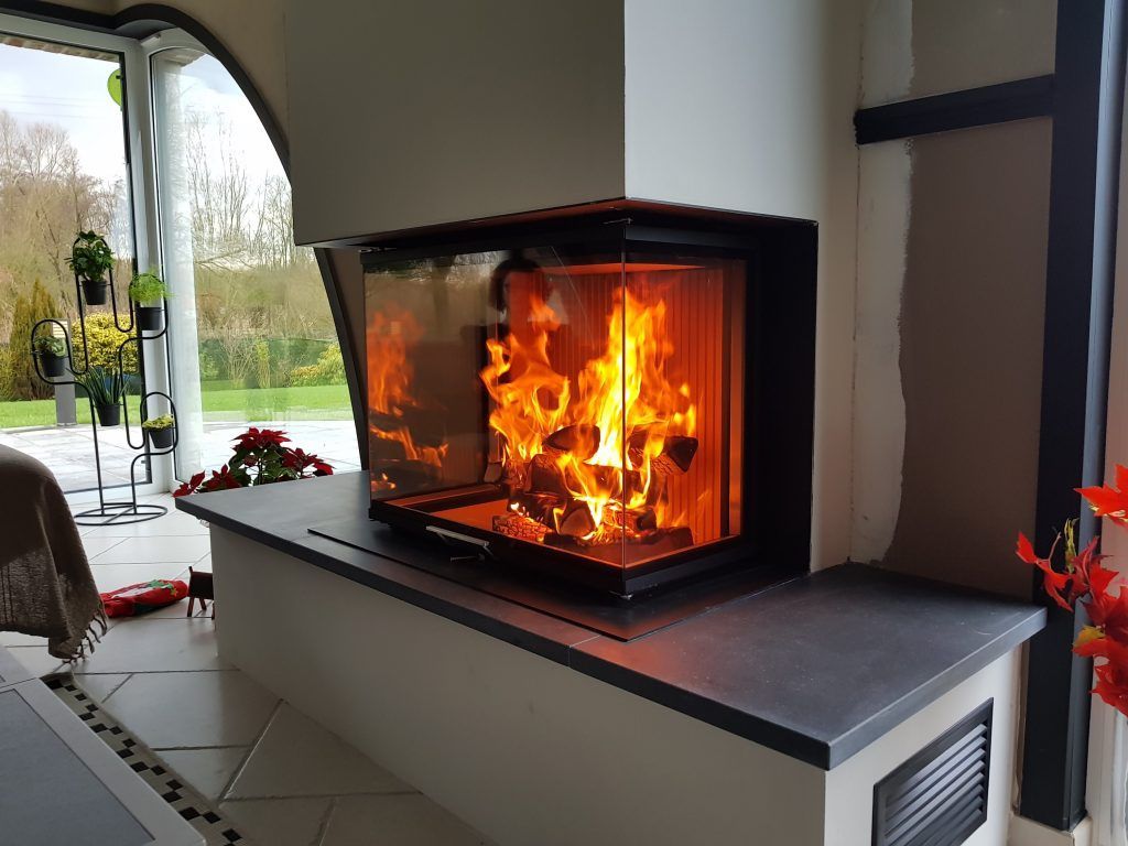 Feux intenses dans un insert avec paroie vitrée