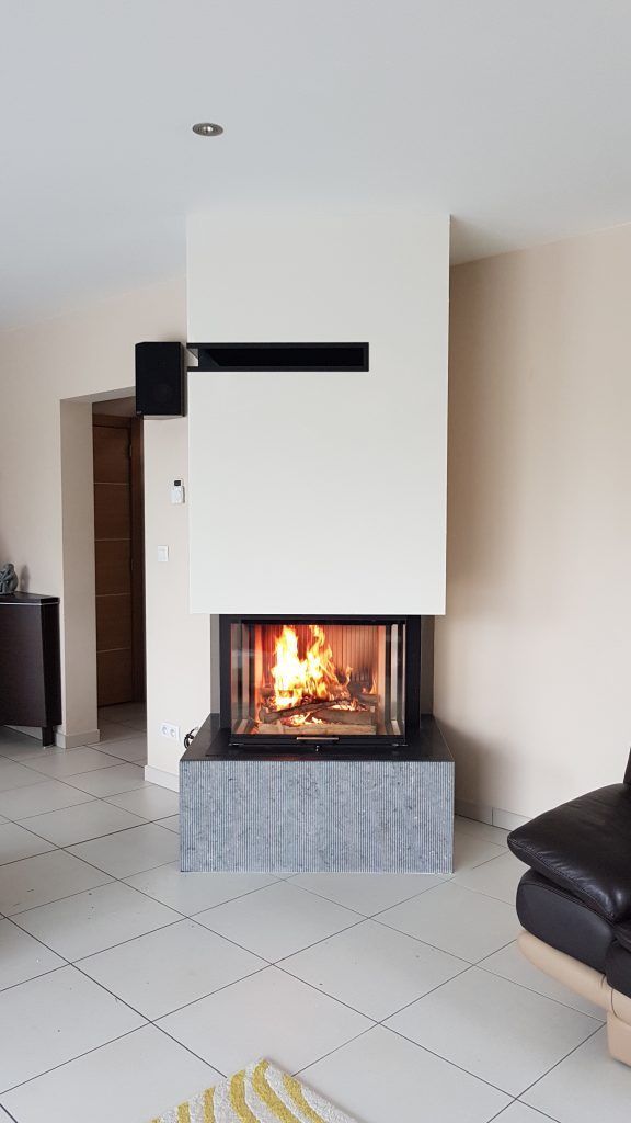 Foyer bois d'un insert avec des vitres sur un support gris