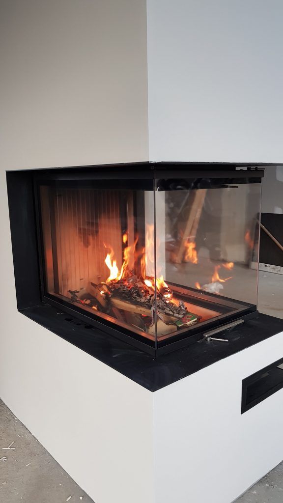 Foyer bois d'un insert avec des vitres sur trois faces de l'insert