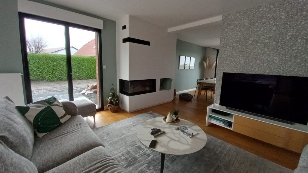 Insert entre deux baies vitrées dans un salon