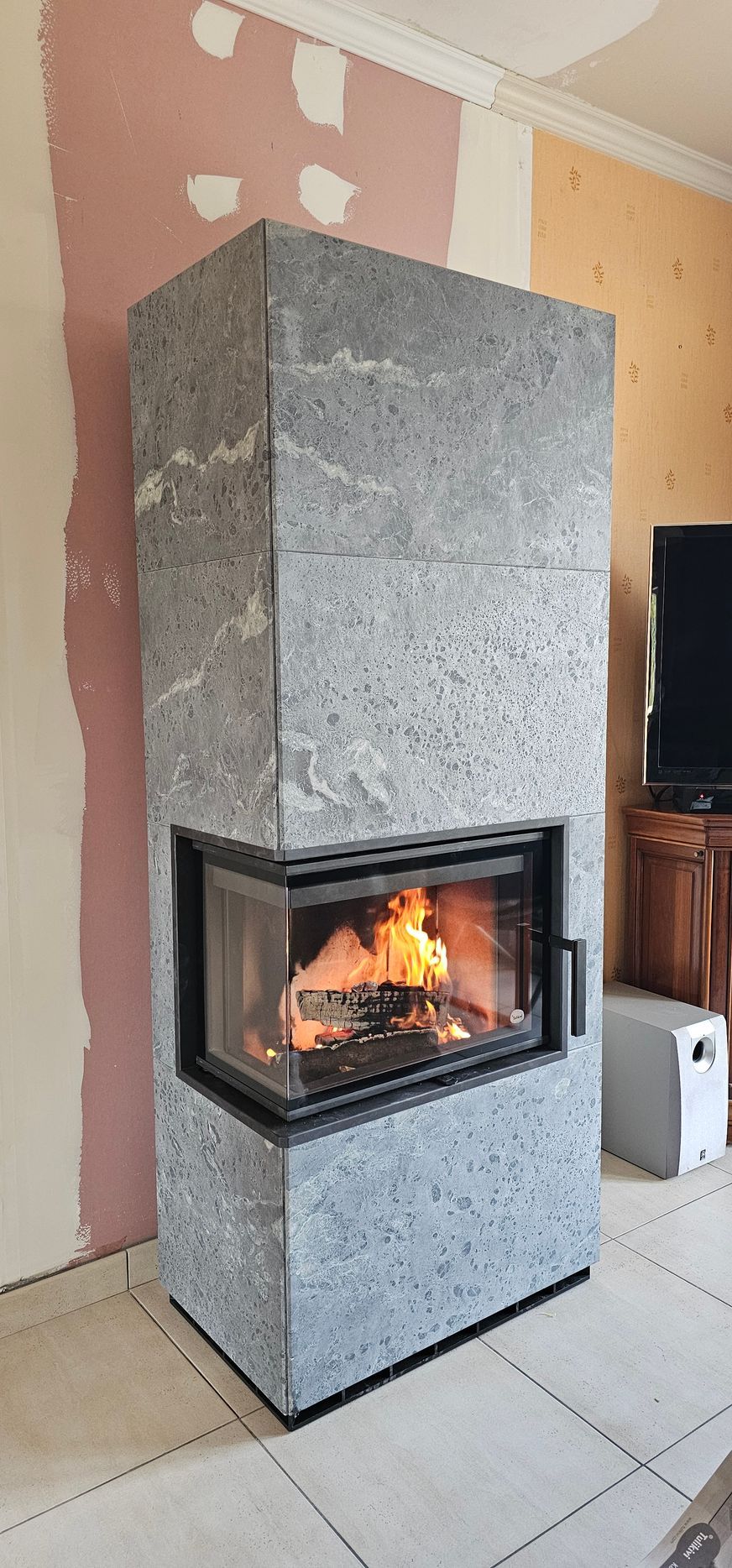 Poêle de masse contre un mur rose