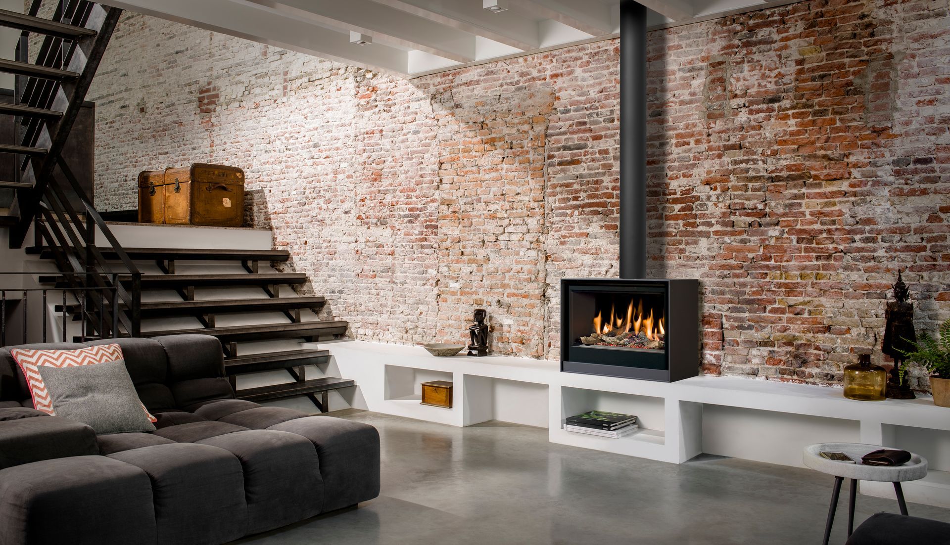 Poêle à Gaz modèle G958 M de la marque Piazzetta avec revêtement en Faïence, installé près d'un Mur