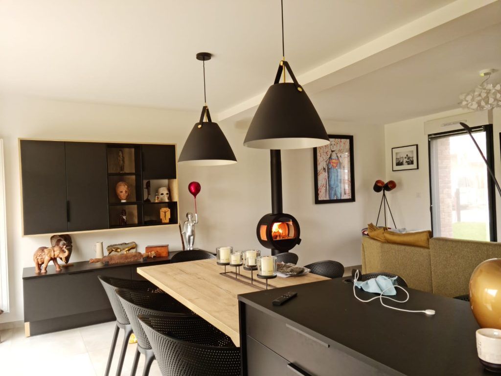 Poêle à bois au fond d'un salon de forme arrondie