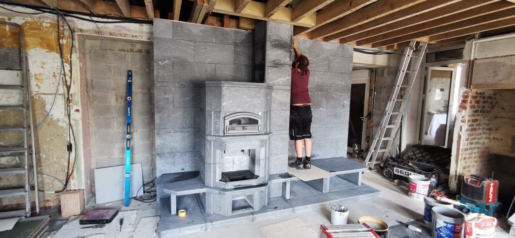Étape 7 du montage de masse d'un poêle à bois Tulikivi en pierre ollaire Mammutti