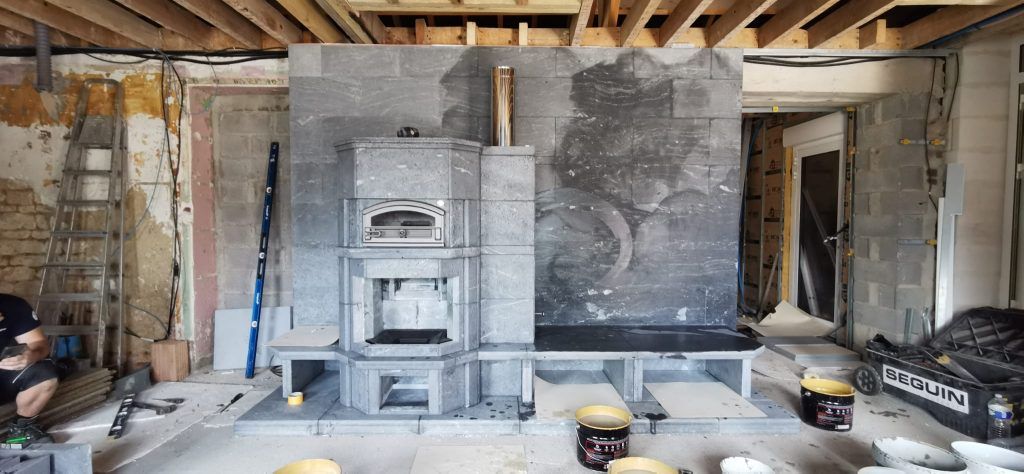 Étape 10 du montage de masse d'un poêle à bois Tulikivi en pierre ollaire Mammutti