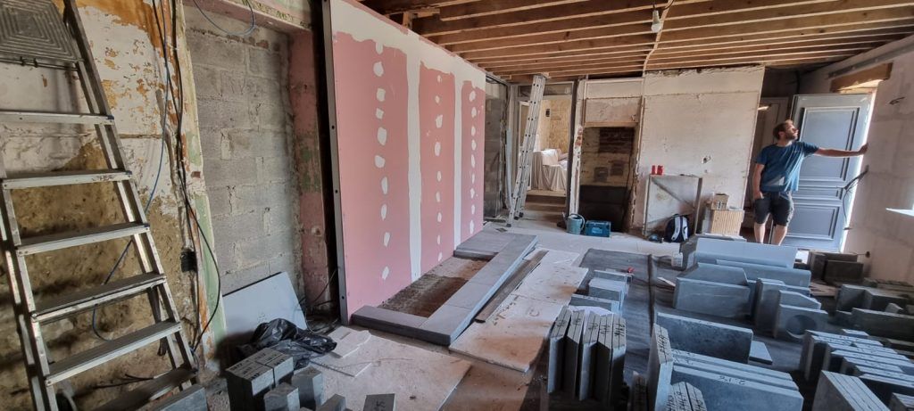 Étape 1 du montage de masse d'un poêle à bois Tulikivi en pierre ollaire Mammutti