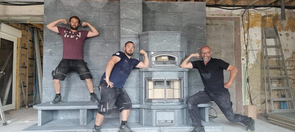 Étape finale avec les ouvriers de Reg'art Décors sur le montage de masse d'un poêle à bois Tulikivi en pierre ollaire Mammutti