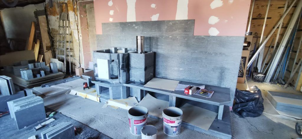 Étape 3 du montage de masse d'un poêle à bois Tulikivi en pierre ollaire Mammutti