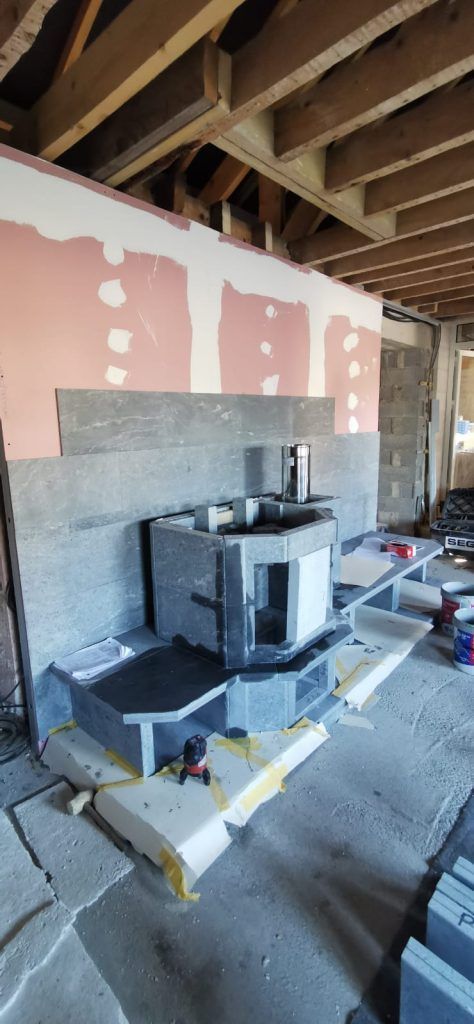 Étape 4 du montage de masse d'un poêle à bois Tulikivi en pierre ollaire Mammutti