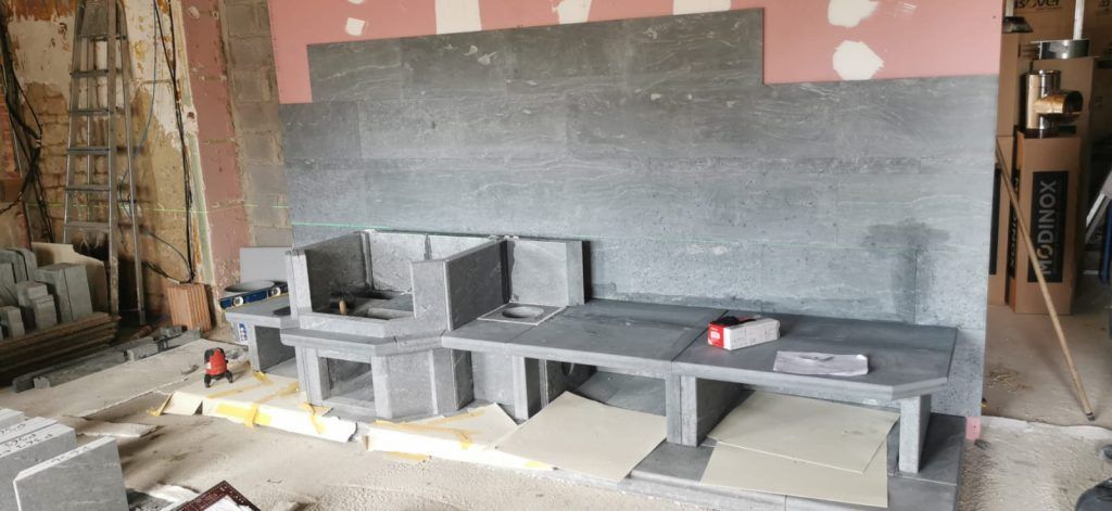 Étape 5 du montage de masse d'un poêle à bois Tulikivi en pierre ollaire Mammutti