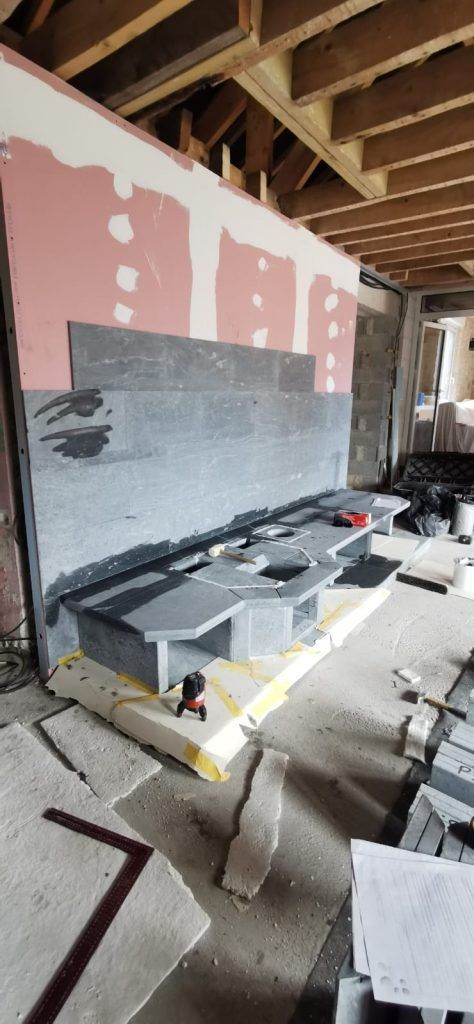 Étape 6 du montage de masse d'un poêle à bois Tulikivi en pierre ollaire Mammutti