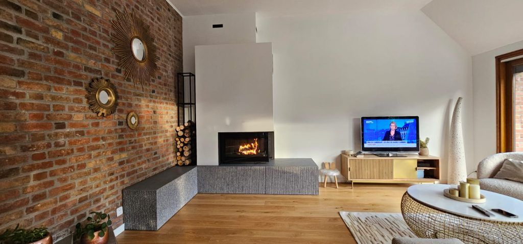 Insert dans le coin d'un salon avec la tv sur la gauche