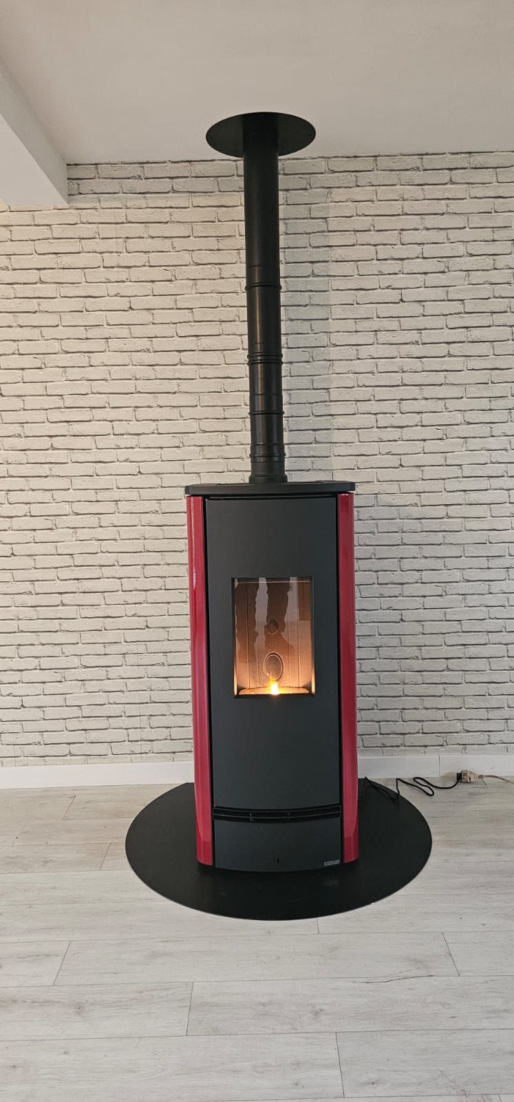 Poêle à pellets en métal gris foncé et rouge