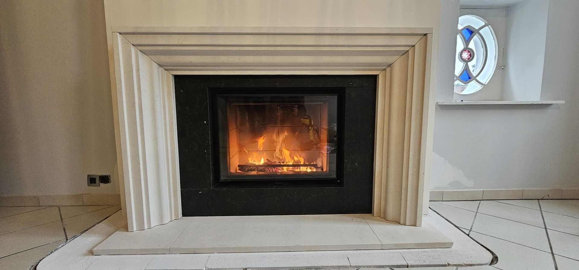 Insert remplacé dans une cheminée ancienne