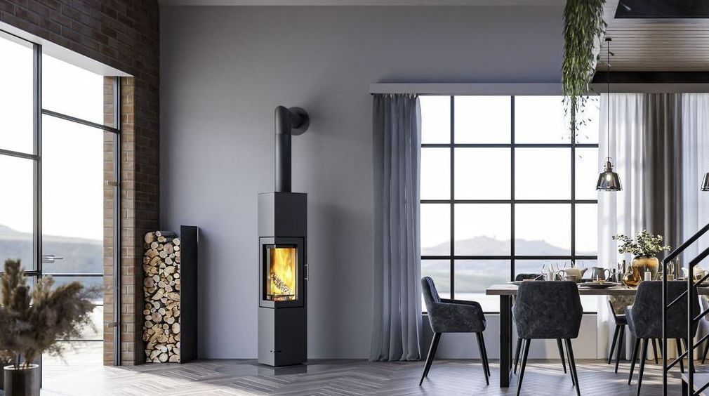 Poêle à granule moderne avec mur en pierre derrière