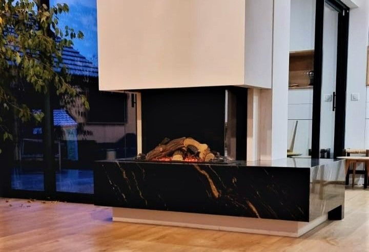 Insert bois blanc posé sur une pierre de marbre