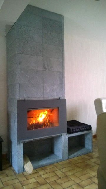 Poêle à bois en pierre ollaire Mammutti de Tulikivi de forme rectangulaire avec foyer allumé