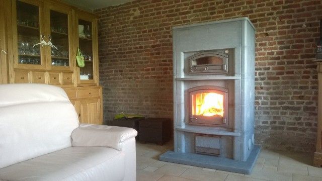 Poêle à bois Suédois avec canapé devant