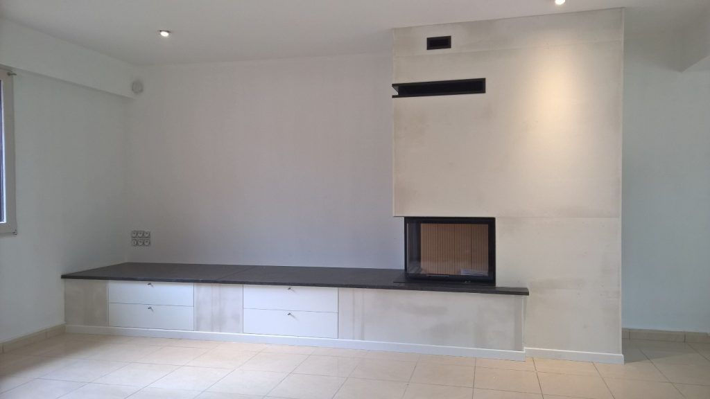 Cheminée avec une longue esplanade sur la droite