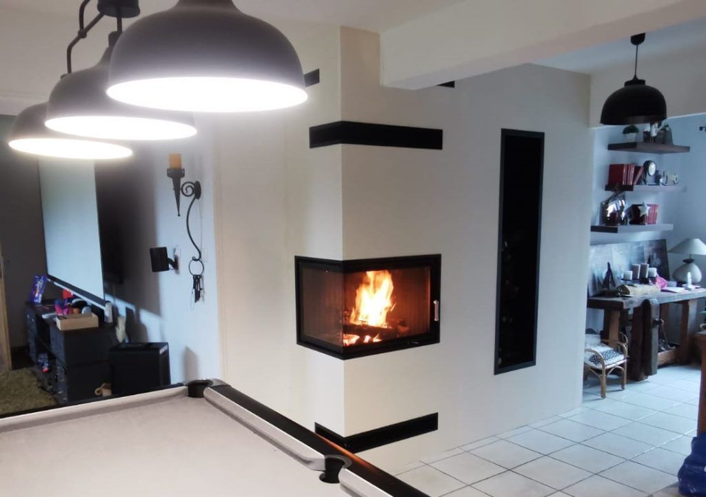 Insert de cheminée encastré dans le coin d'un mur