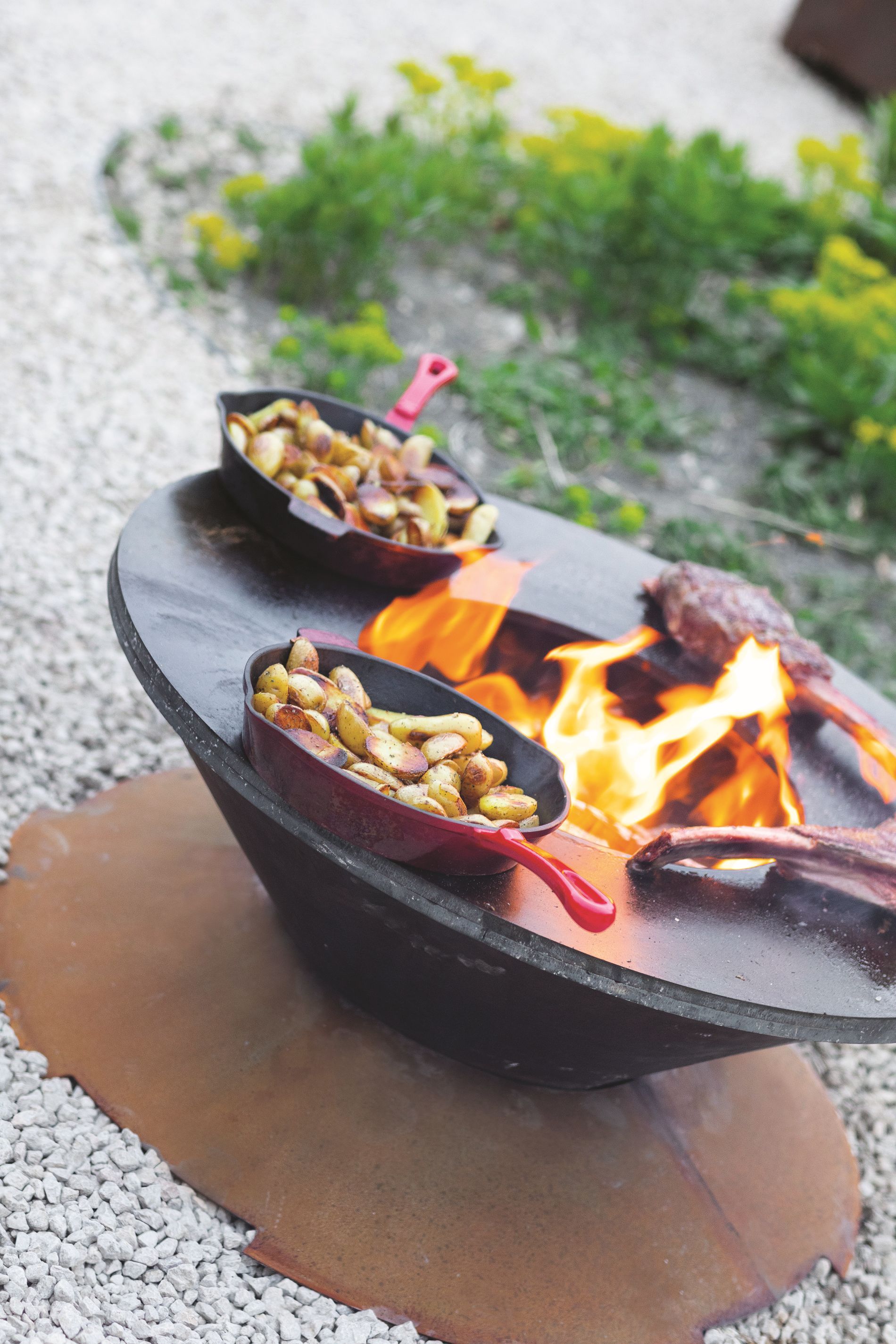 Vue de près d'un brasero en fonctionnement