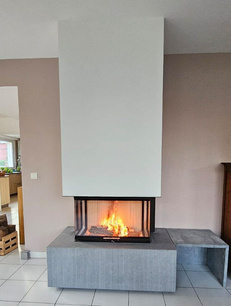Cheminée design sur mesure contre un mur beige