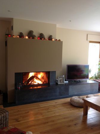 Grand foyer dans un insert de salon