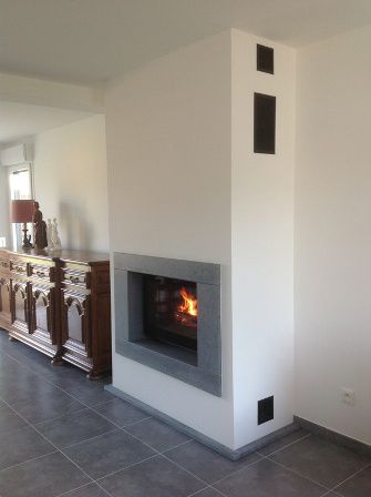 Cheminée dans un caisson blanc