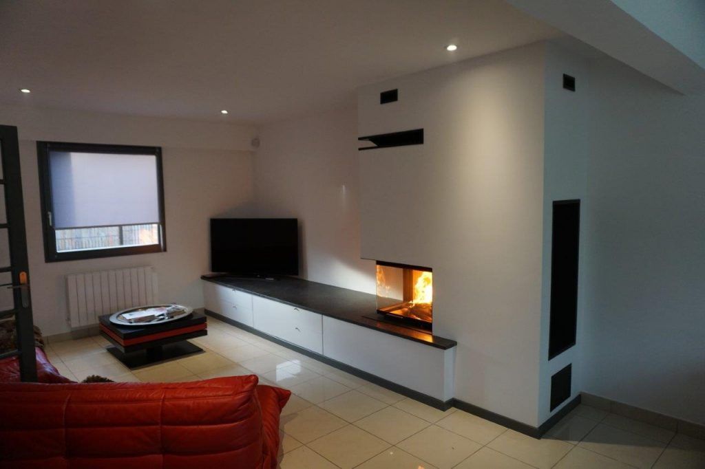 Insert bois incrusté à droite d'un renfoncement dans le mur d'un salon