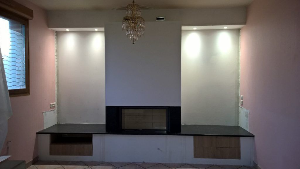 Photo d'un insert au milieu d'un salon éteint