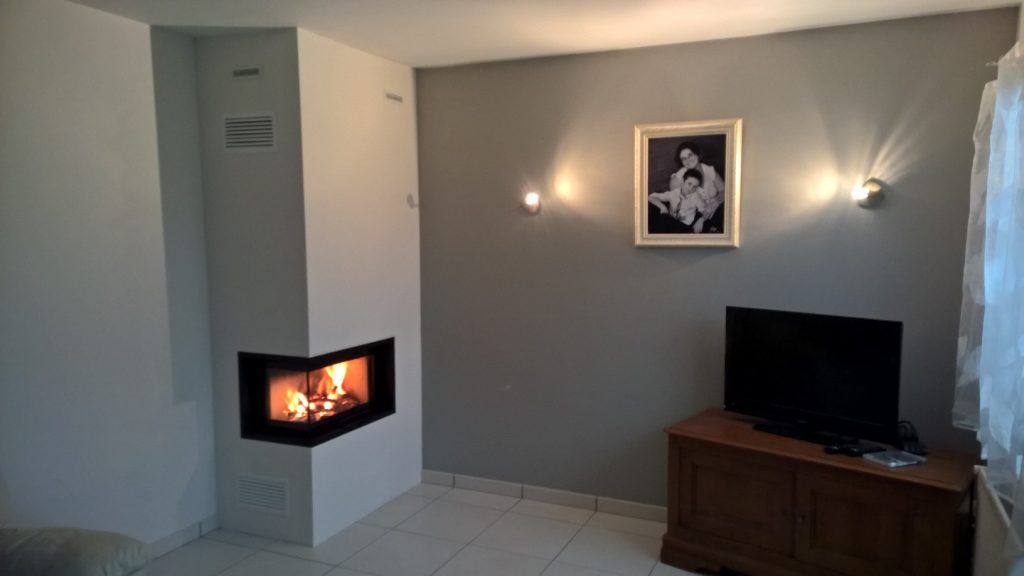 Insert bois dans le coin d'un mur avec des murs gris