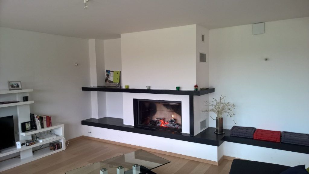 Ancienne cheminée d'une maison réaménagée avec un insert