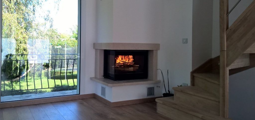 Ancienne cheminée d'une maison réaménagée avec un insert et feux de foyer à l’intérieur