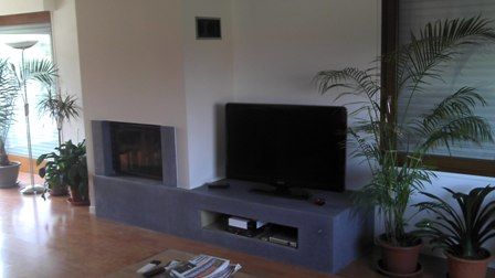 TV à côté d'une cheminée