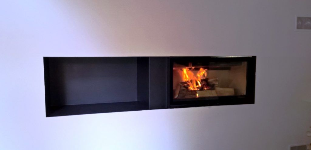 Zoom sur un insert tout en long encastré dans un mur