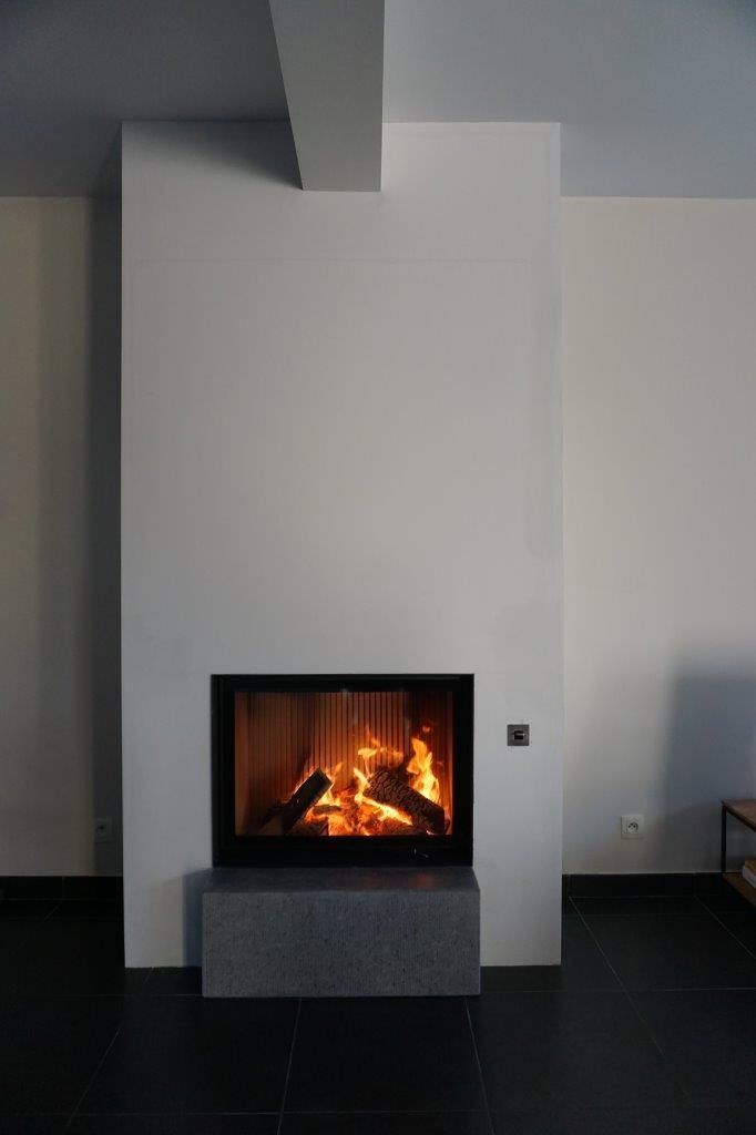 Insert dans un mur blanc avec un support gris en dessous