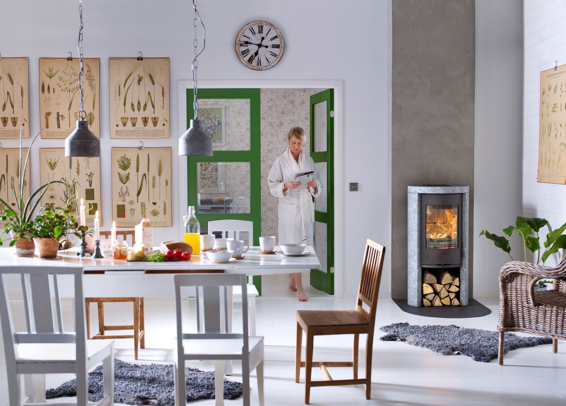 Poêle à bois incrusté dans une une alcôve