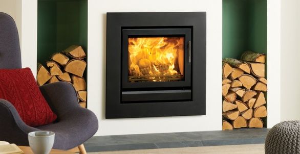 Insert de cheminée avec un feu à l'intérieur