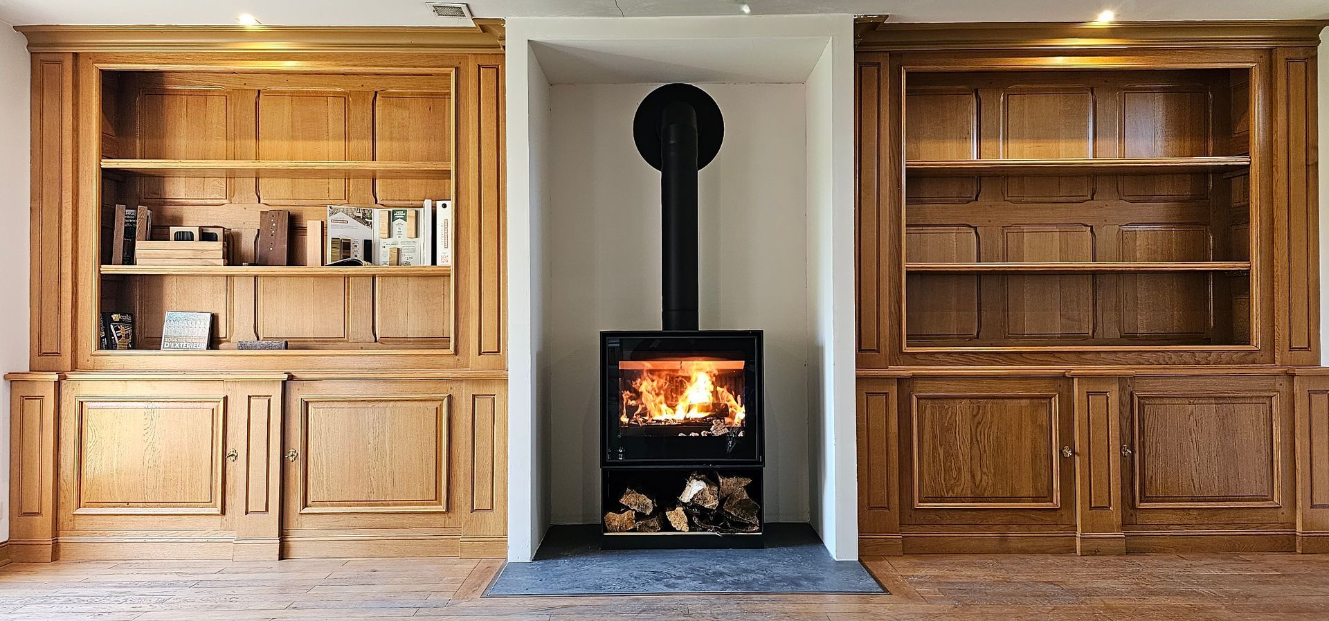 Poêle disposé dans une niche entre deux meubles en bois
