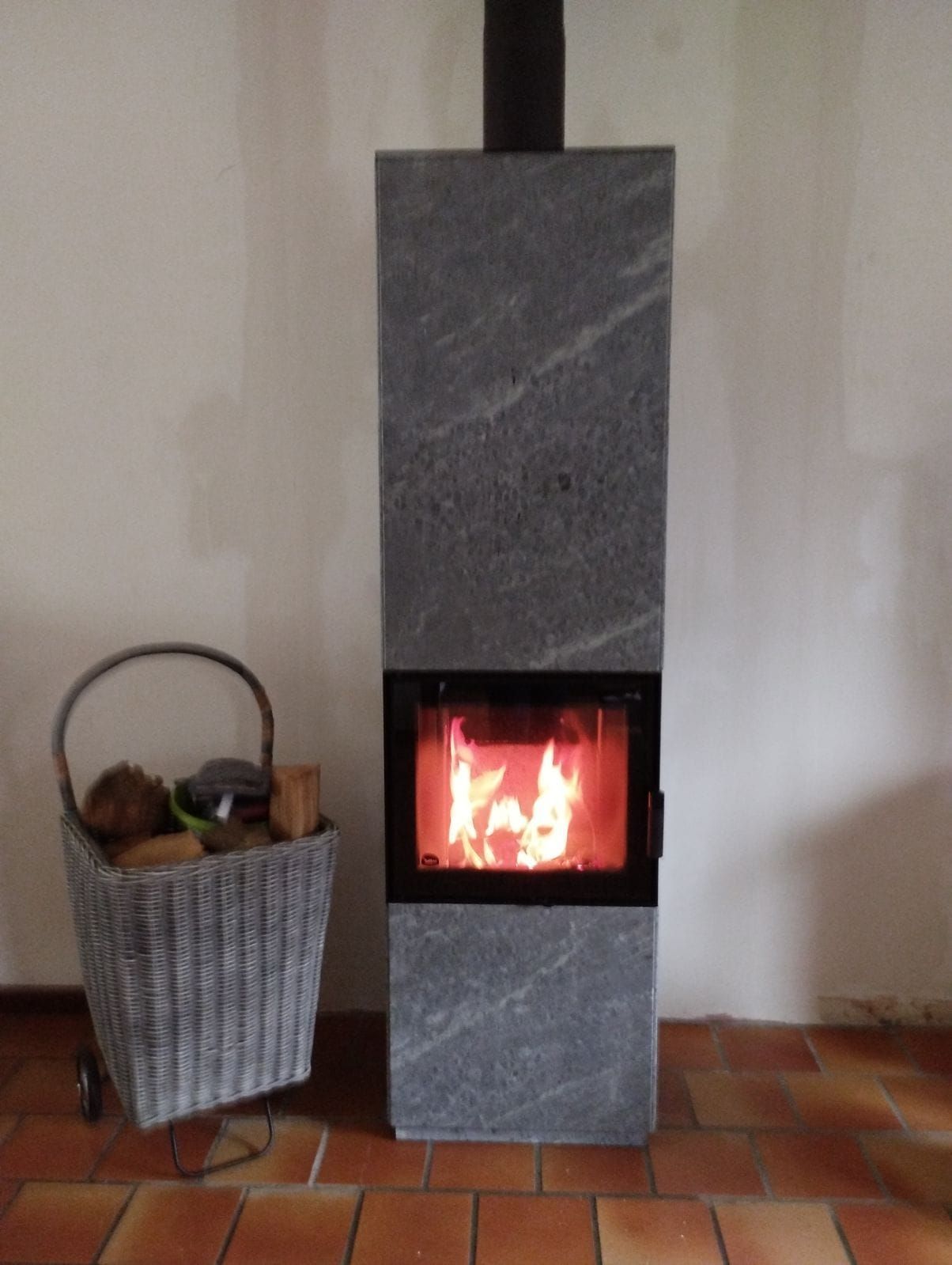 Poêle de masse et panier de bois