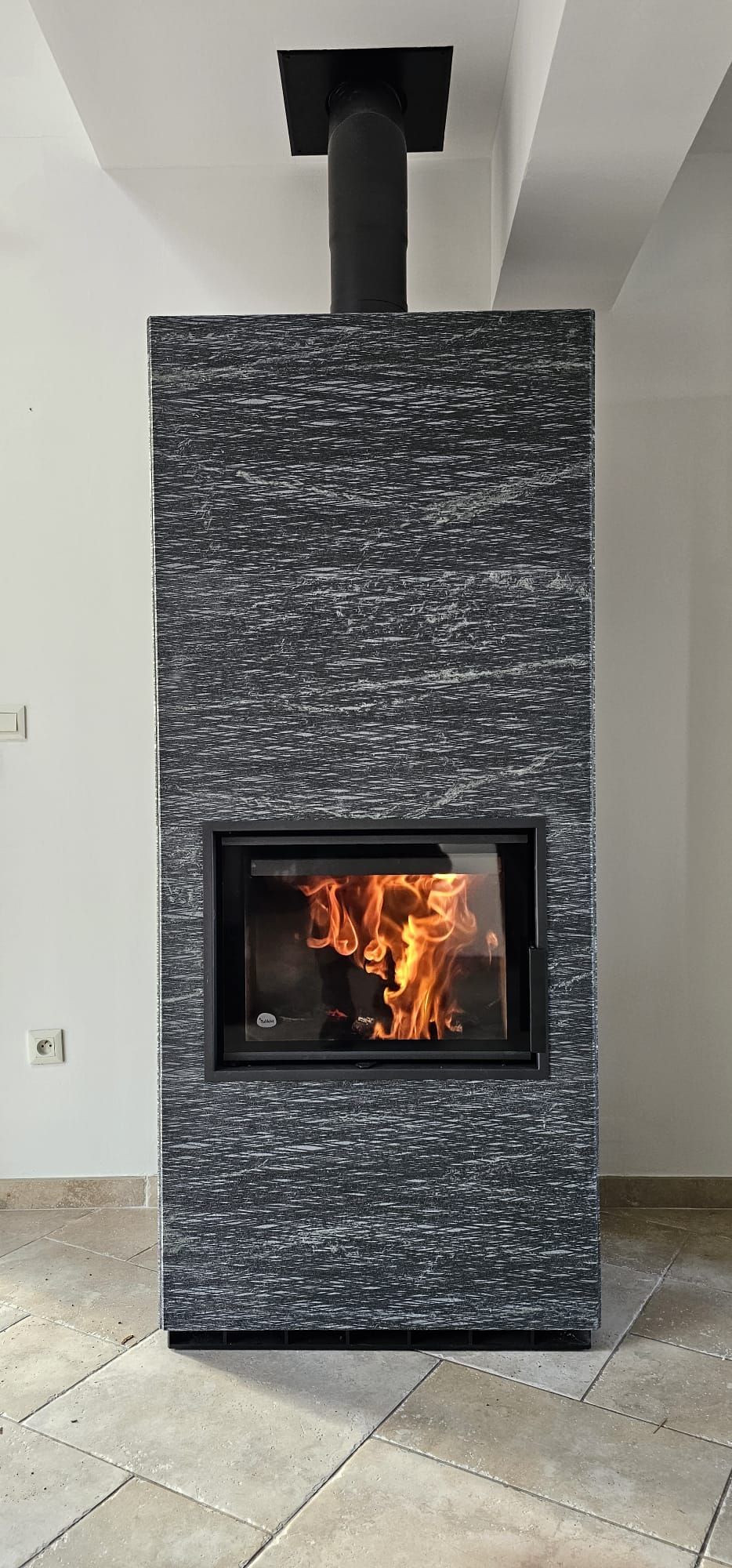 Poêle de masse gris foncé en fonctionnement