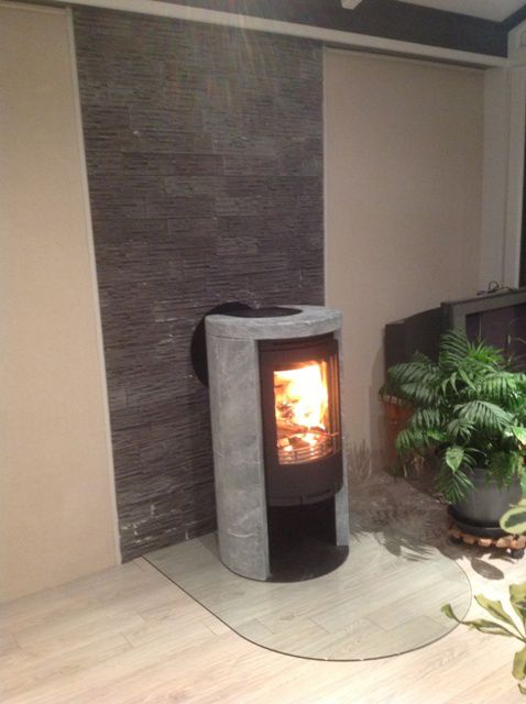 Poêle à bois de forme arrondi de couleur gris et noir