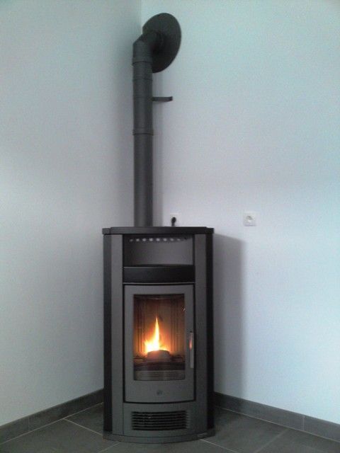 Poêle à pellets de couleur noir dans le coin d'une pièce