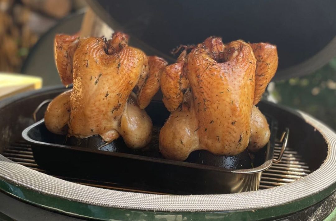 Deux poulets en train de cuire dans un BBQ