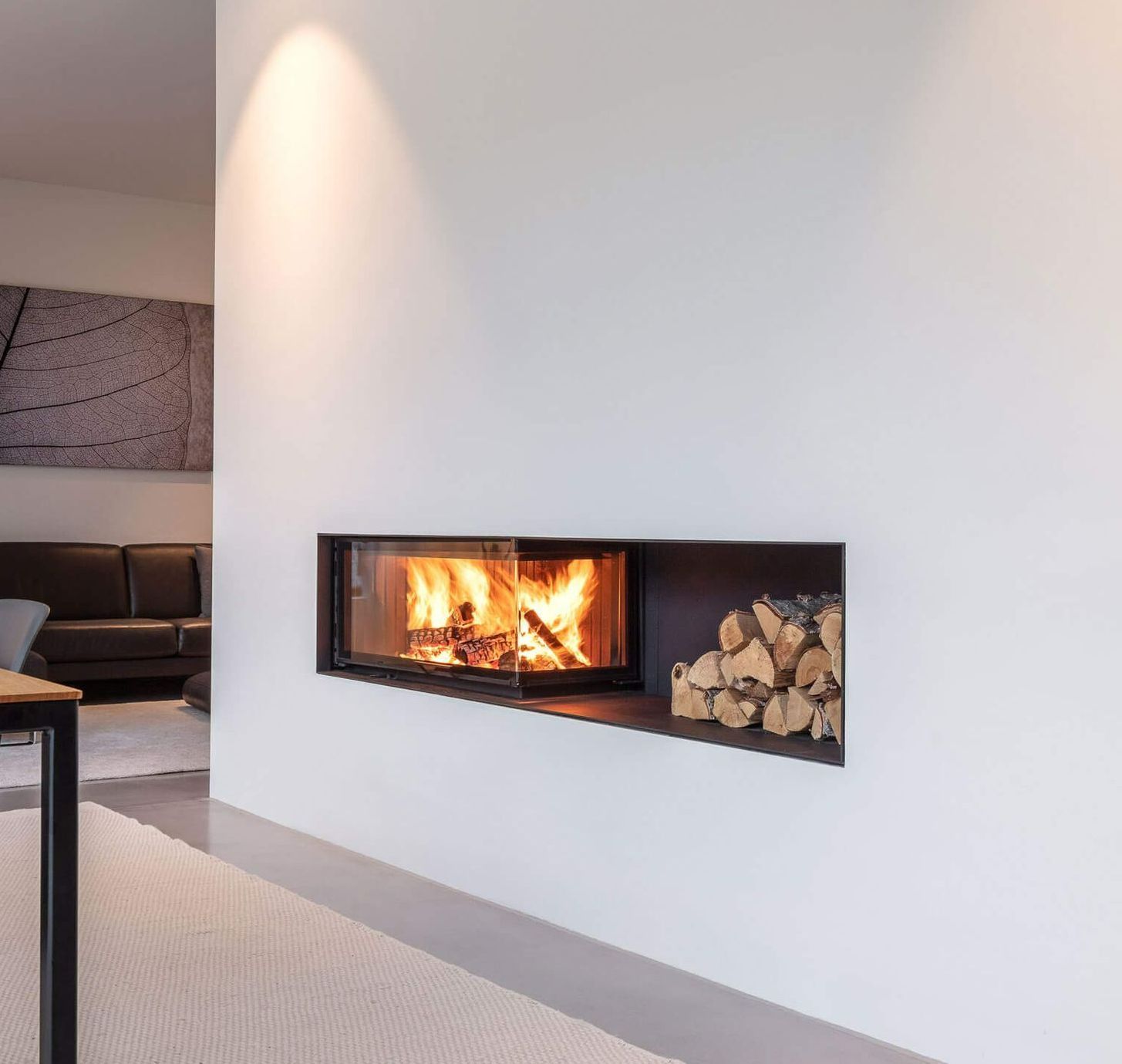 Cheminée d'angle blanche dans un salon