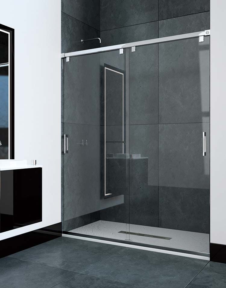 Un baño con una puerta de ducha corrediza de cristal.