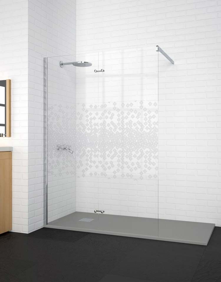 Un baño con ducha y lavabo.