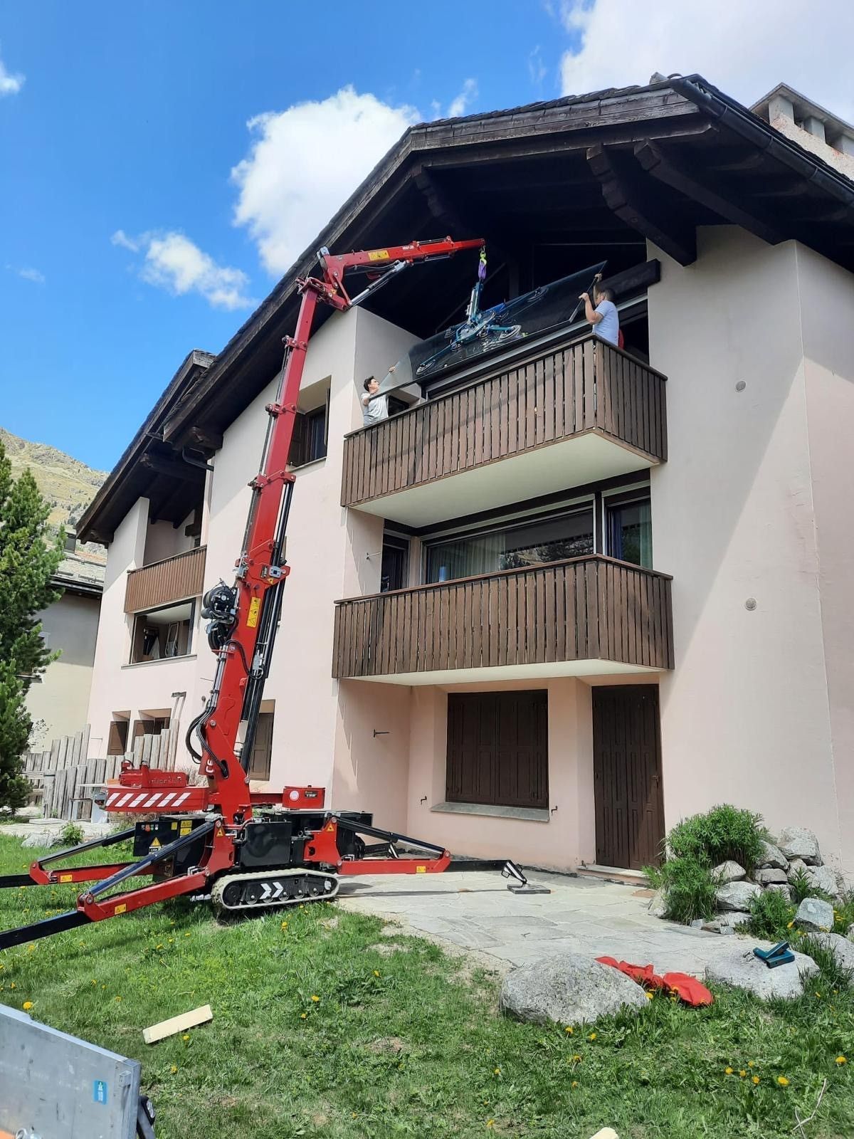Pinggera Transporte AG Transport Engadin Bever St. Moritz Höflon Raupenkran Kran Krantransport Fenstermontage Glassauger Kleinkran